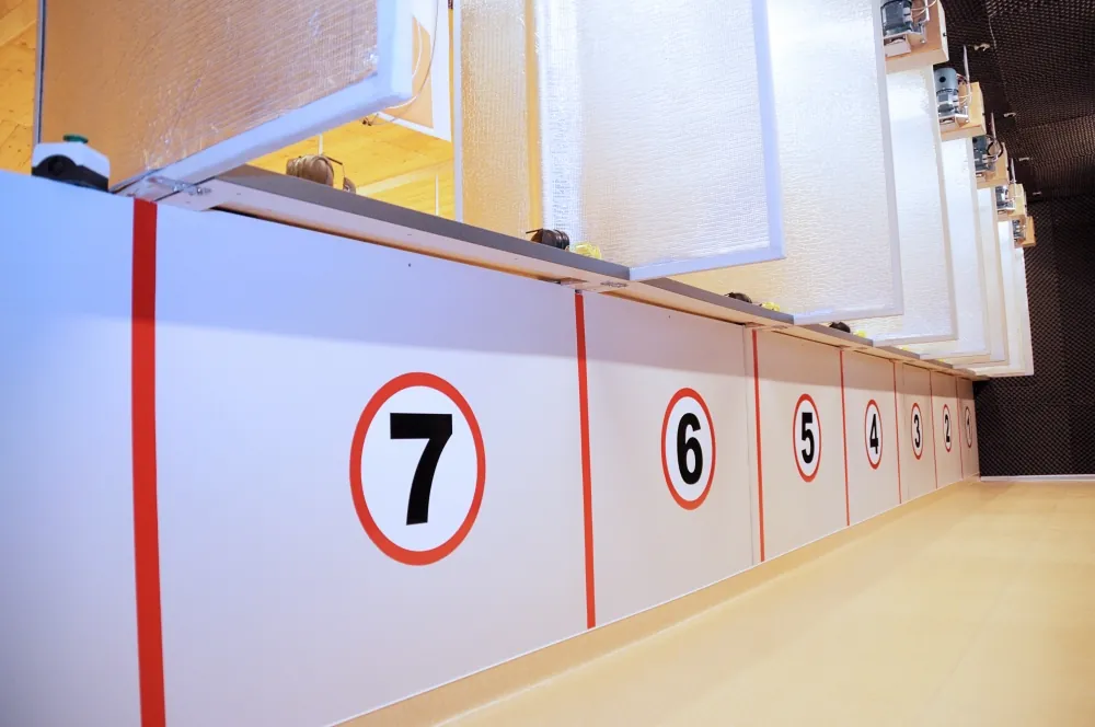 Liniile de tragere numerotate de la 7 la 1, fiecare cu cabina ei