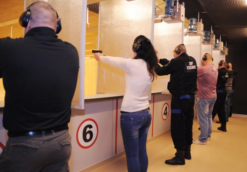 Trăgători cu pistolul pe liniile poligonului, cu antifoane